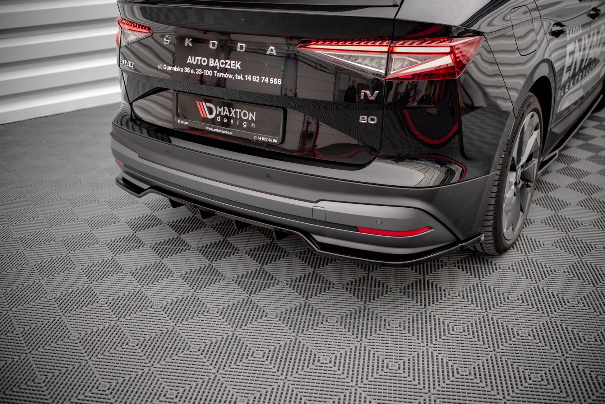 Mittlerer Diffusor Heck Ansatz DTM Look für Skoda Enyaq iV schwarz Hochglanz