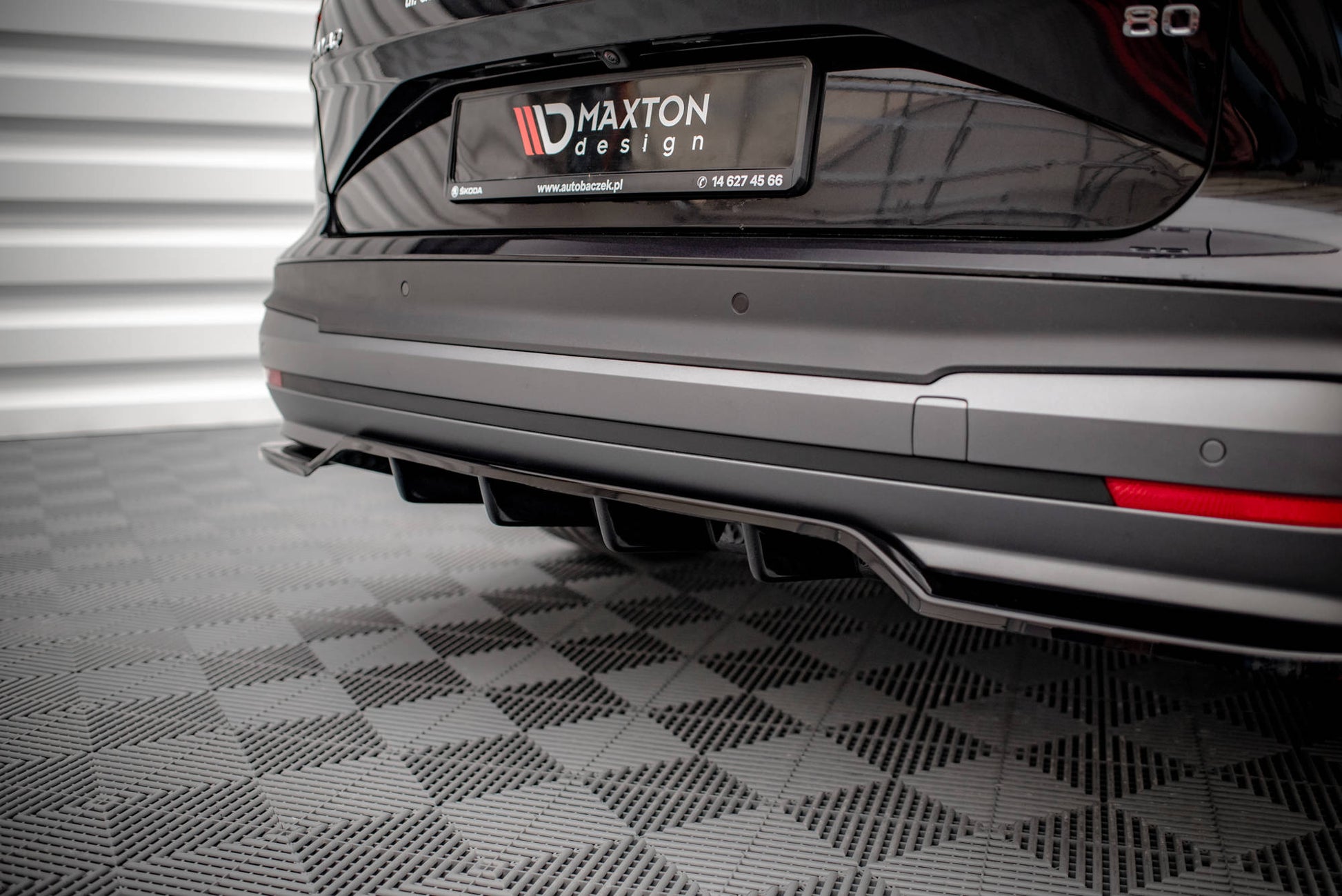 Mittlerer Diffusor Heck Ansatz DTM Look für Skoda Enyaq iV schwarz Hochglanz