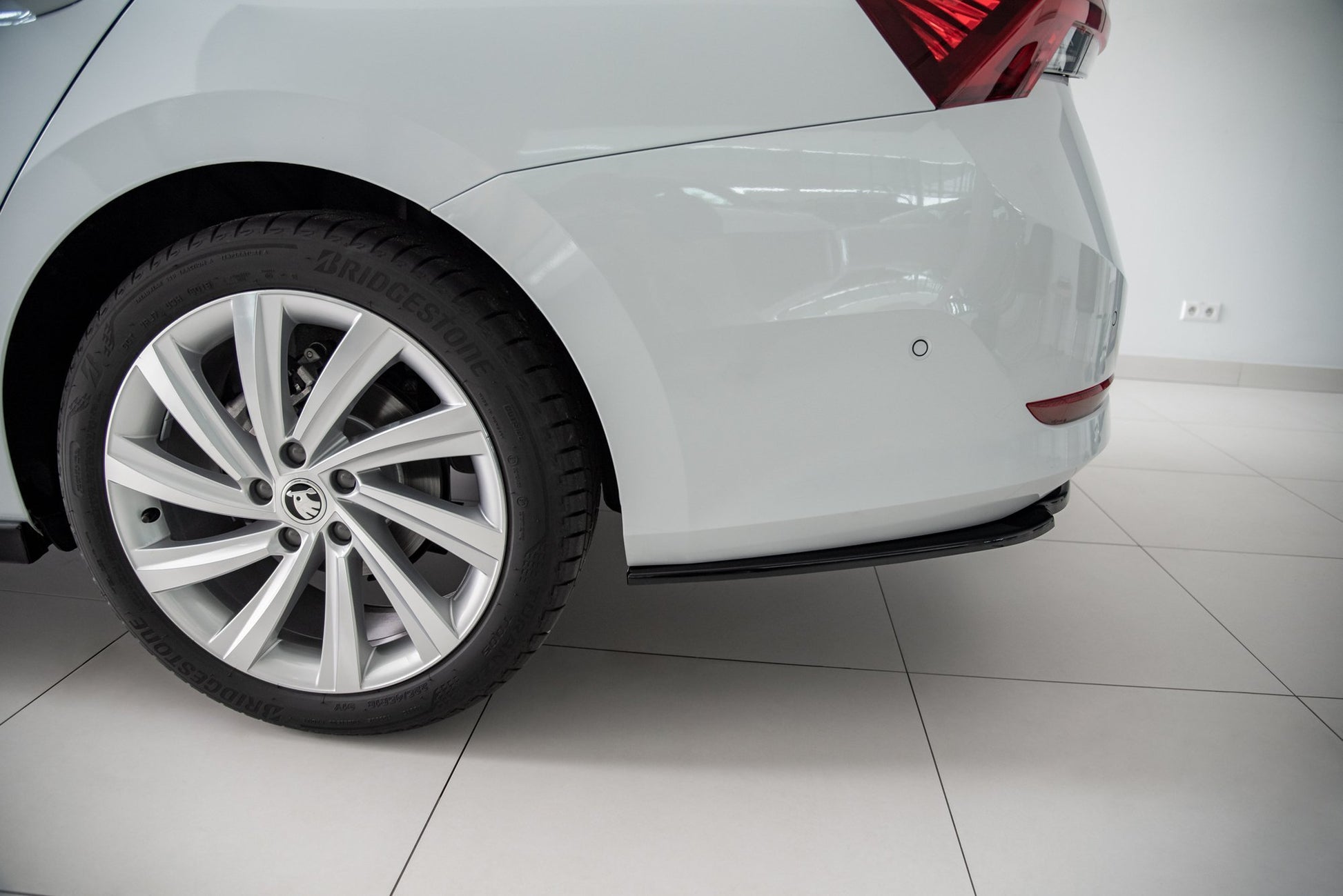 Mittlerer Diffusor Heck Ansatz für Skoda Octavia Mk4 schwarz matt