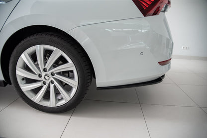Mittlerer Diffusor Heck Ansatz für Skoda Octavia Mk4 schwarz matt