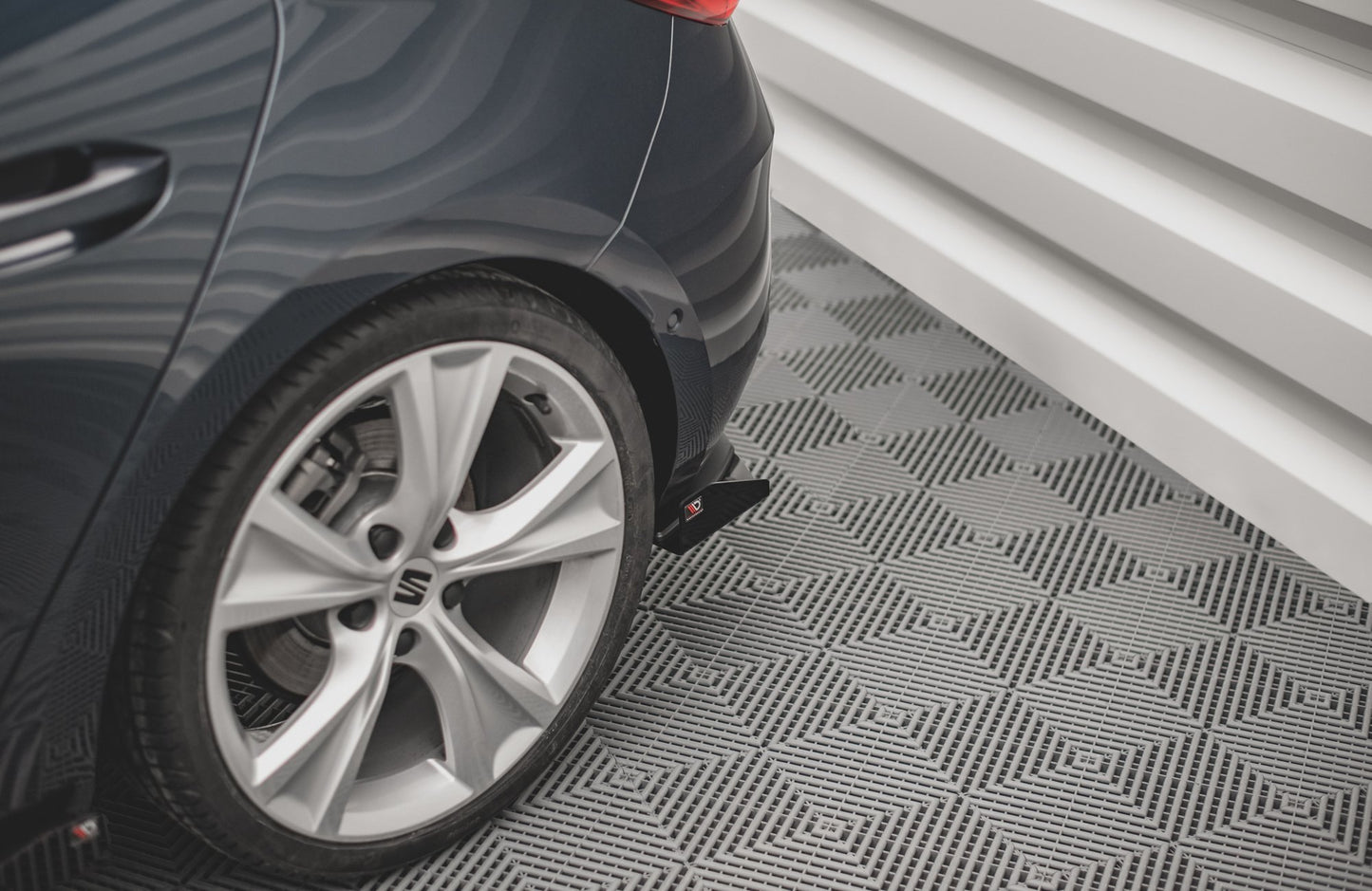 Robuste Racing Diffusor Heck Ansatz +Flaps für Seat Leon FR Hatchback Mk4 schwarz Hochglanz