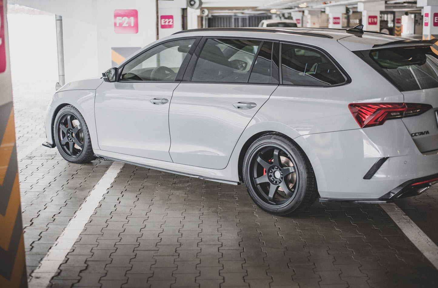 Seitenschweller Ansatz für V.1 für Skoda Octavia RS Mk4 schwarz Hochglanz