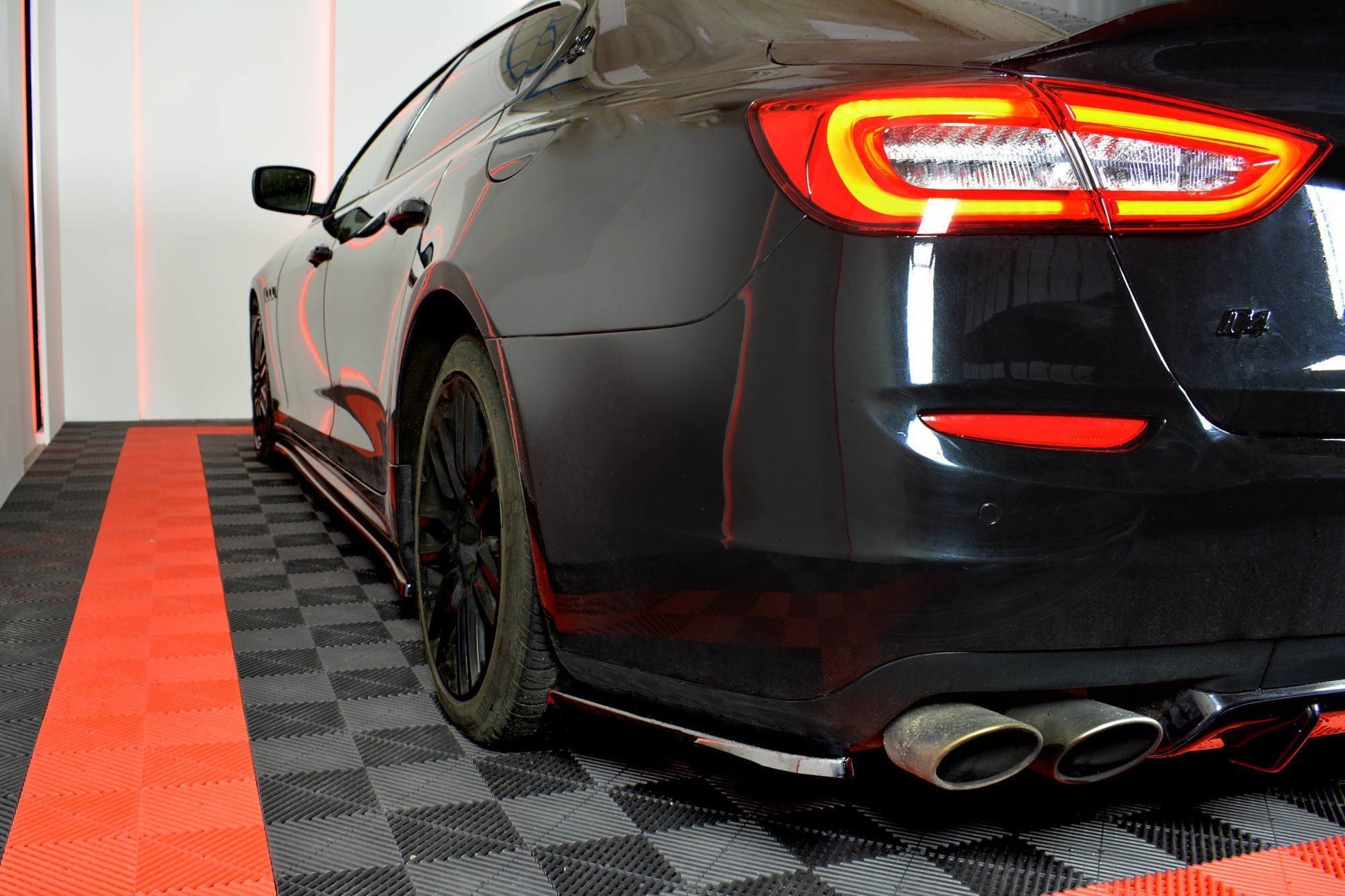 Heck Ansatz Flaps Diffusor für MASERATI QUATTROPORTE MK.6 vor Facelift Carbon Look