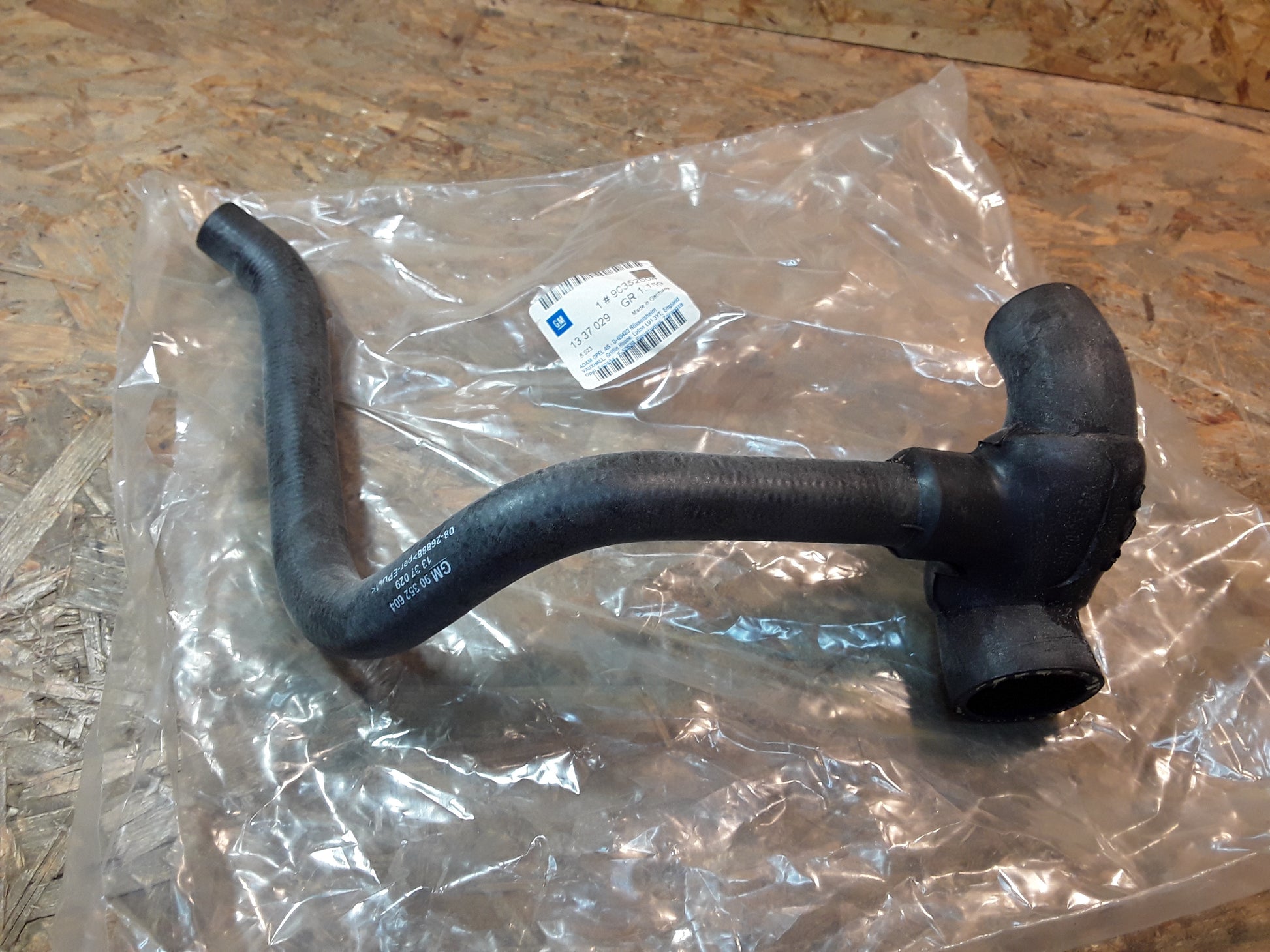 Original GM Opel Schlauch Verbindungsrohr Kühler an Wasserpumpe 90352604 Kadett E