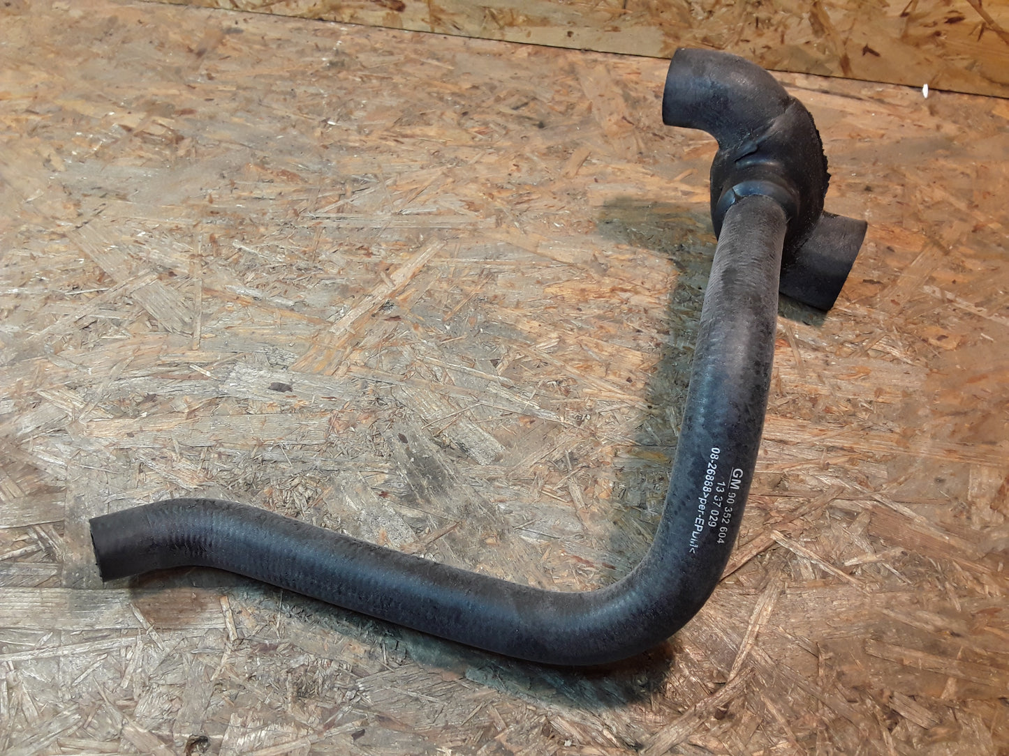 Original GM Opel Schlauch Verbindungsrohr Kühler an Wasserpumpe 90352604 Kadett E