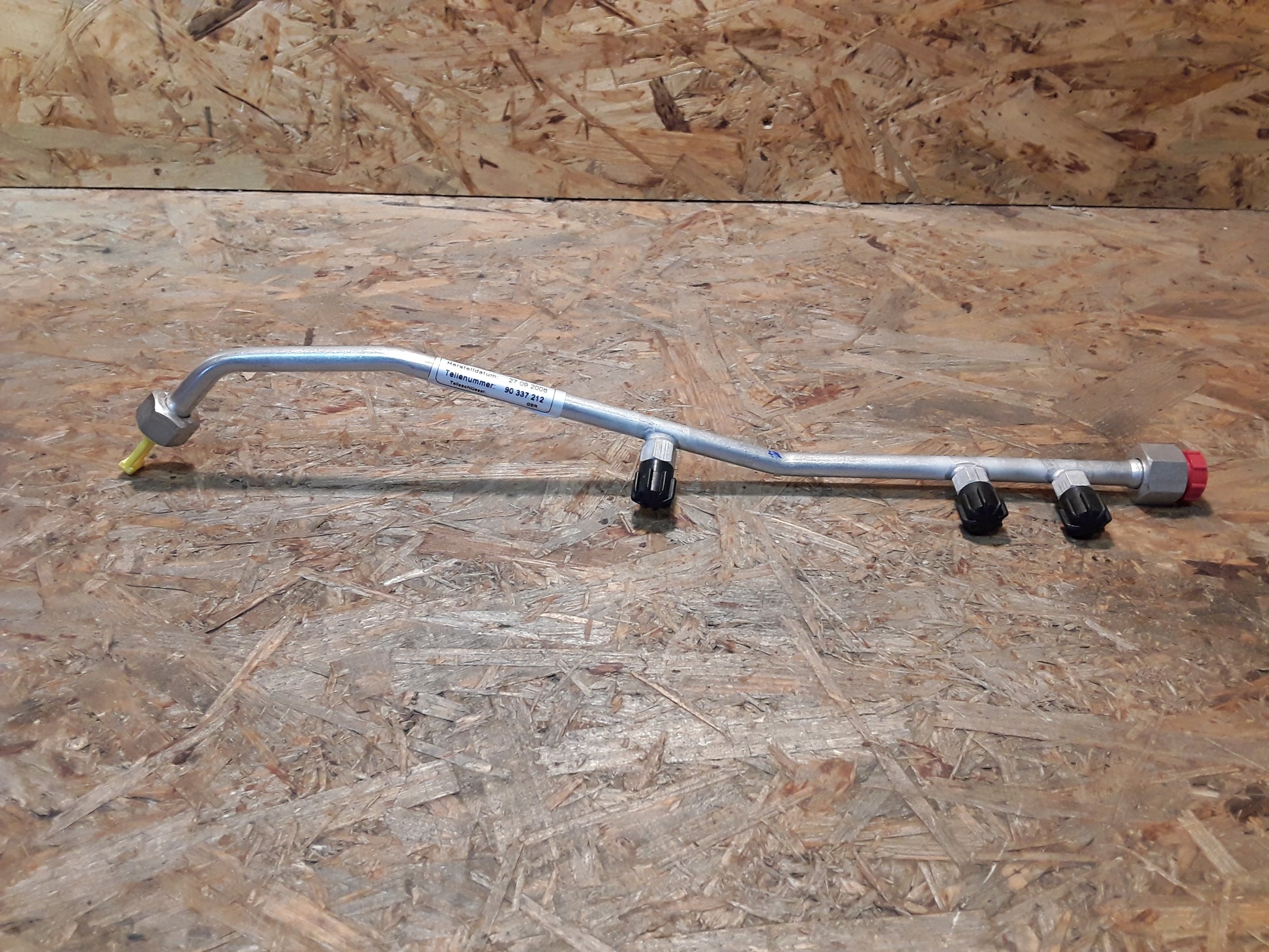 Original GM Opel Klimaleitung, das vordere Stück zum Kondensator,
die Leitung hat im Rohr 3 Anschlüsse, ist 40cm lang,  90...