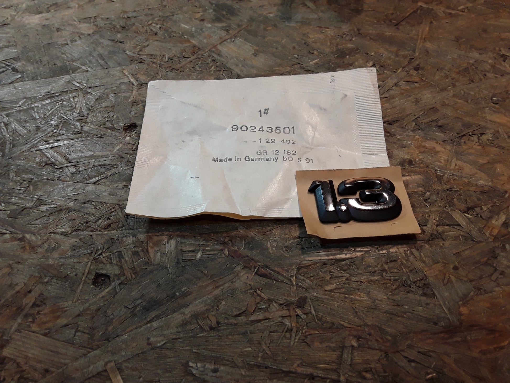 Original GM Opel Schriftzug 1,3 in chrom/schwarz für hinten 90243601 Kadett E