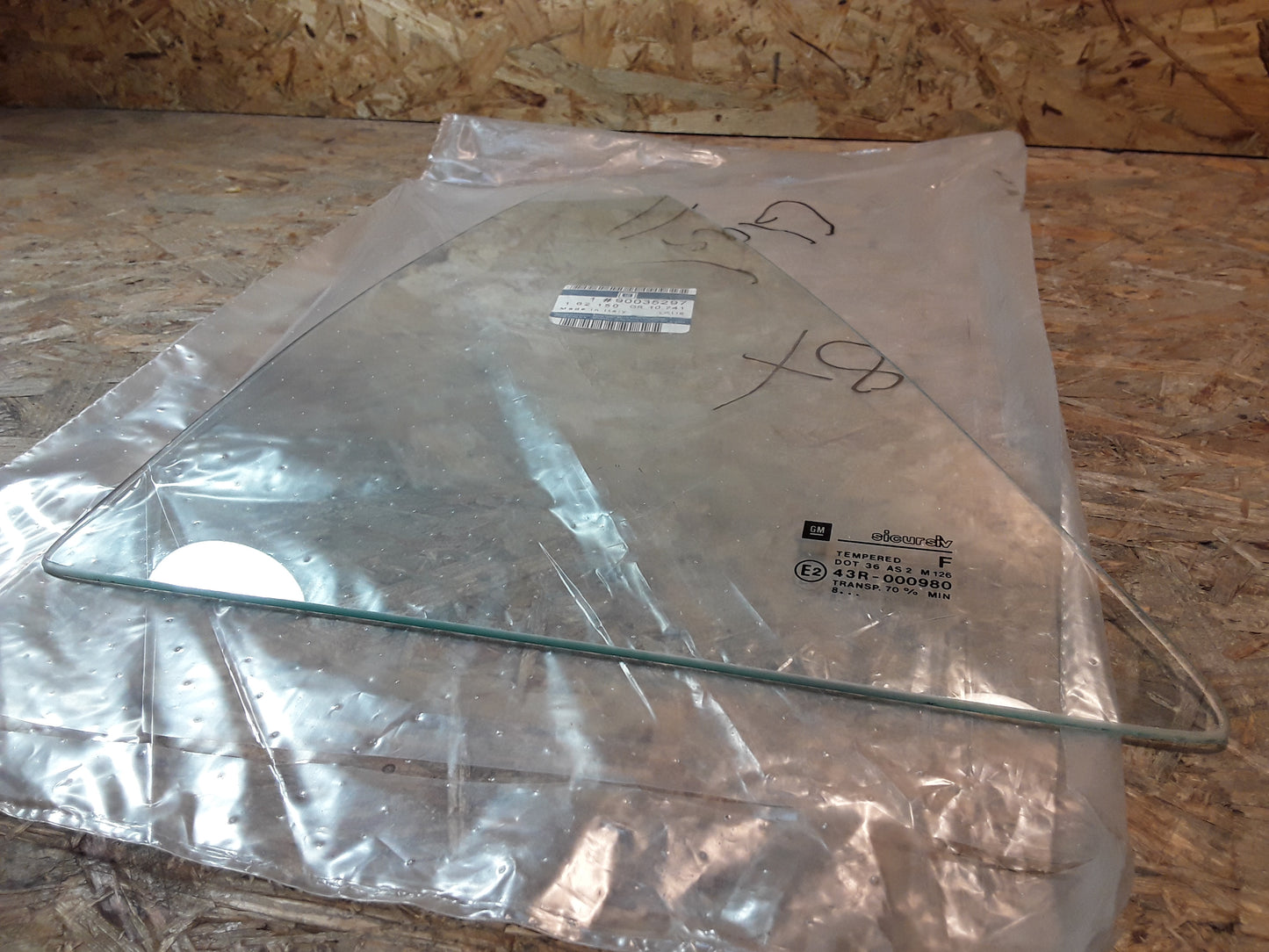 Original GM Opel Glasscheibe festes Fenster Hintertür klar links 90035297 Ascona C