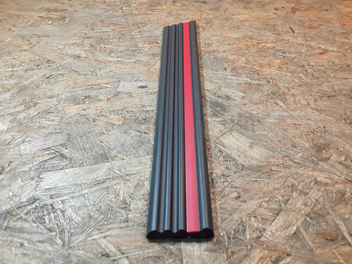 Original GM Opel Zierleiste Seitenwand hinten rechts blaugrau mit rotem Streifen 90316036 Corsa A