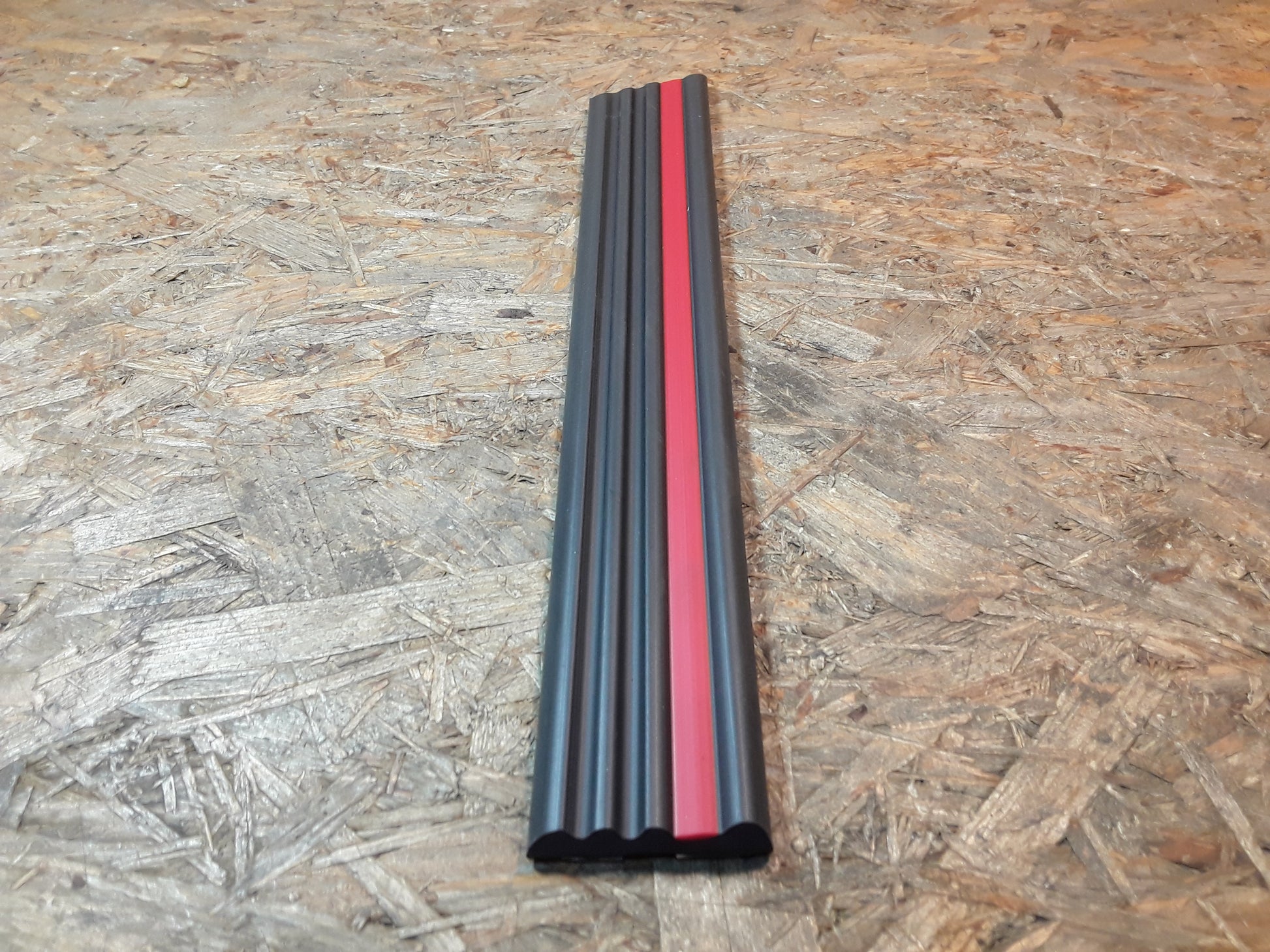 Original GM Opel Zierleiste Seitenwand hinten rechts blaugrau mit rotem Streifen 90316036 Corsa A