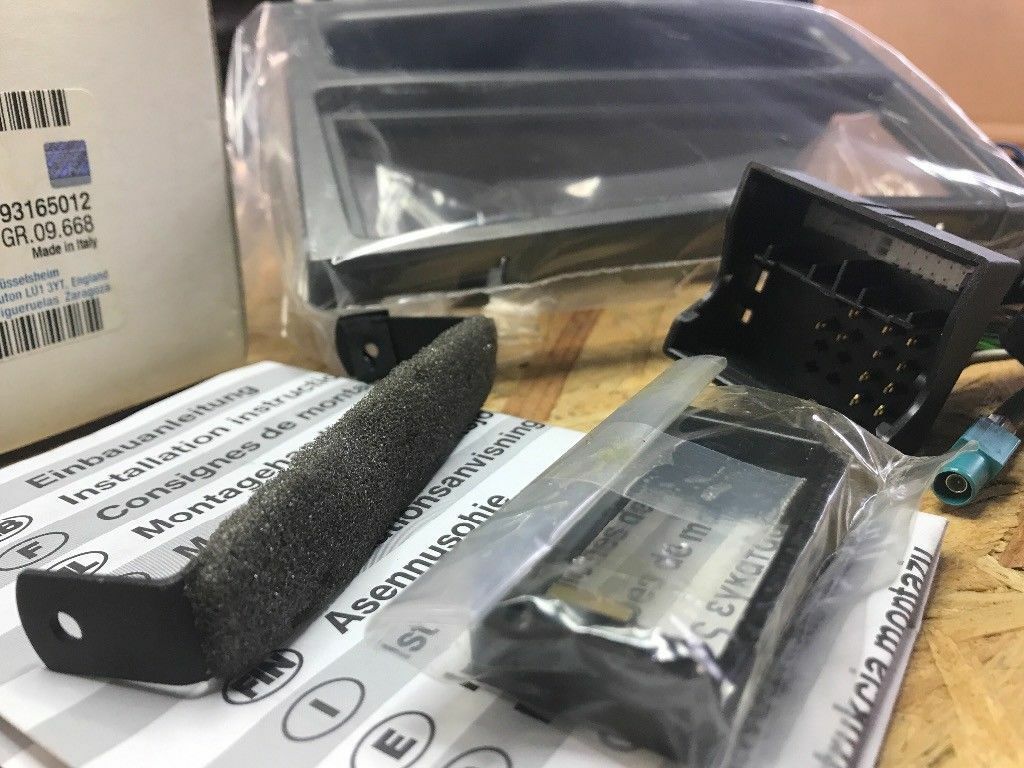 Original GM Opel Einbaurahmen mit Kabelbaum Adapter Abdeckung NEU