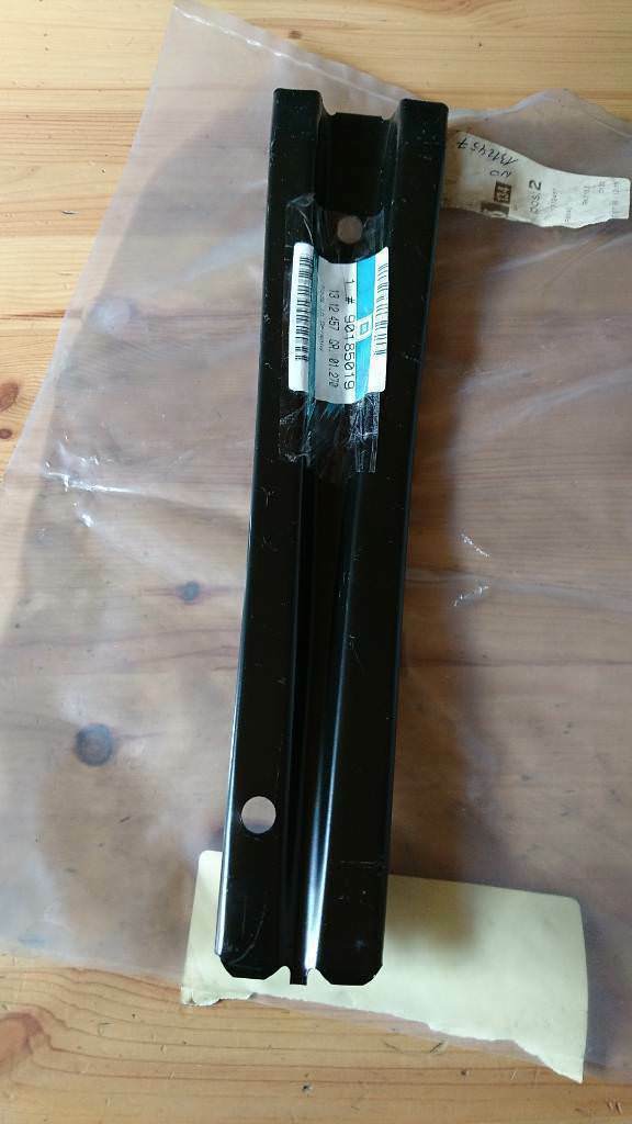 Kadett E Luftleitblech Stütze neu original GM