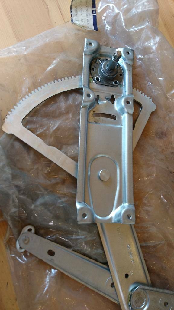 Corsa B Tigra A Fensterheber manuell vorne rechts neu original GM