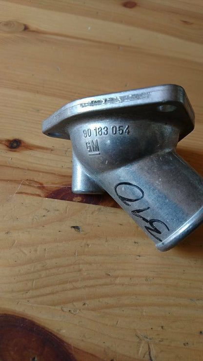 Kadett e Thermostatgehäuse Wasseranschluss neu gm 90183054