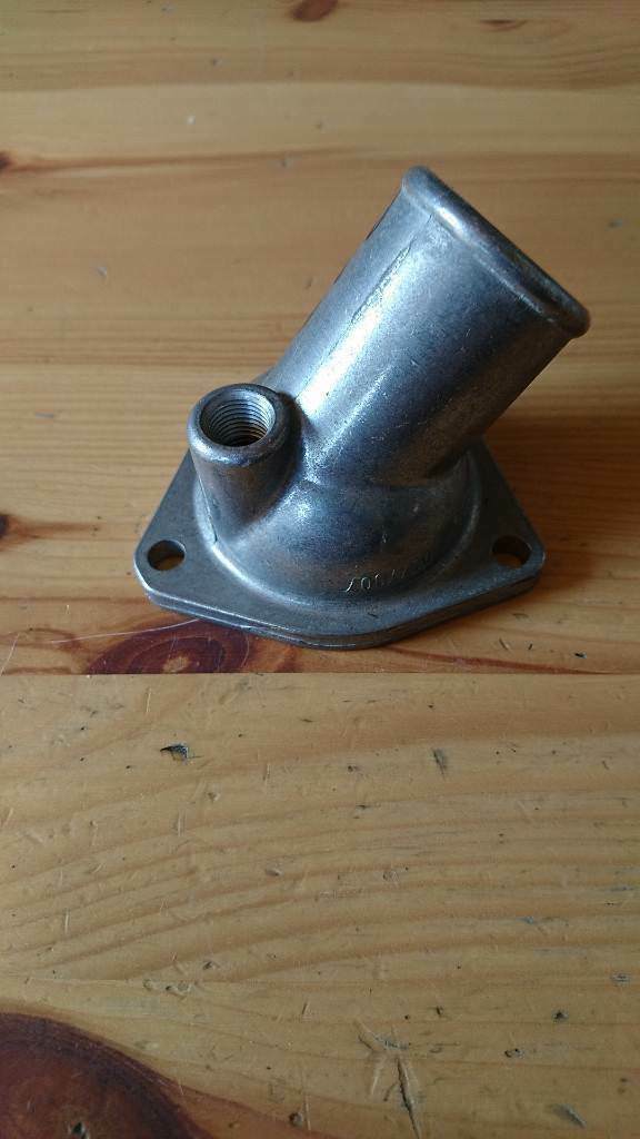 Kadett e Thermostatgehäuse Wasseranschluss neu gm 90183054