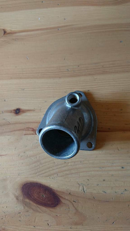 Kadett e Thermostatgehäuse Wasseranschluss neu gm 90183054