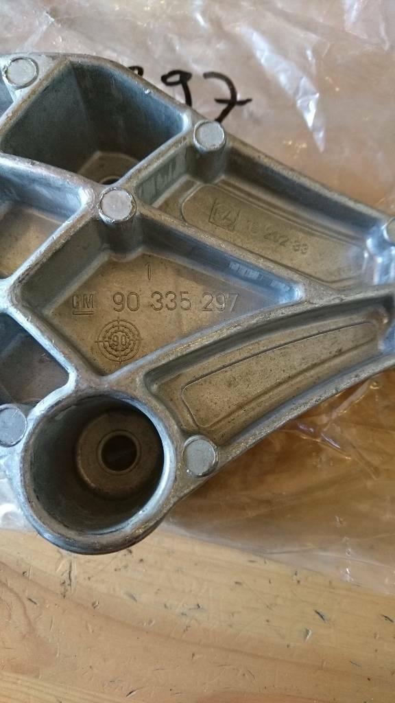 Vectra A Motorhalter vorne rechts neu original GM