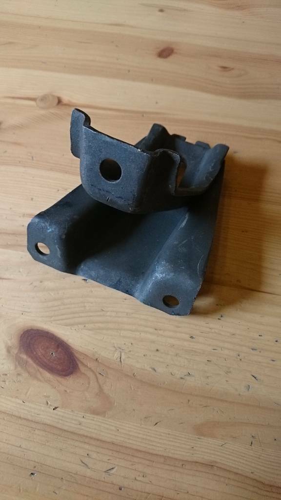 Opel Omega A B Motorhalter vorne links neu original GM