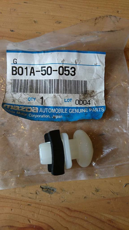 Mazda 626 Stoßstangen Clip hinten neu original