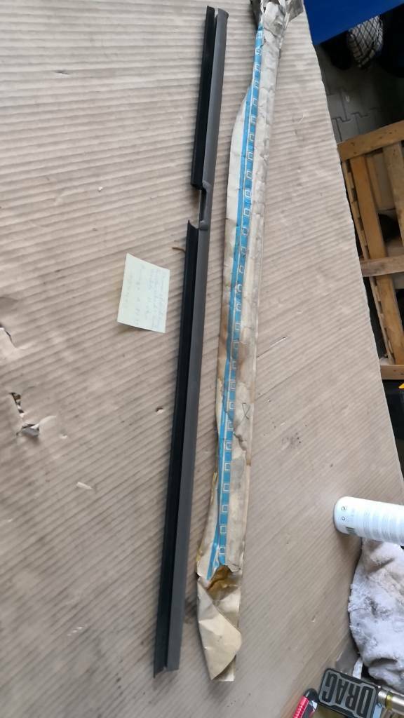 Opel Omega A Gummiabdichtung Fensterachacht Rechts Hinten neu original GM