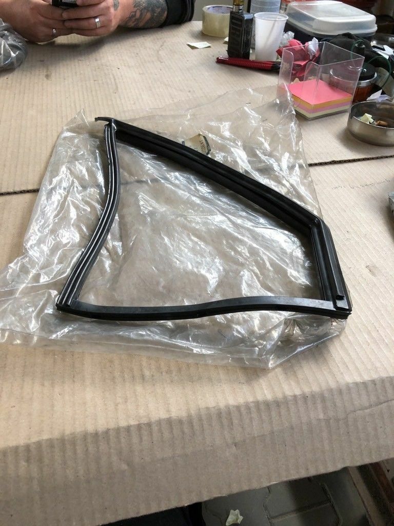 Opel Kadett E Fensterdichtung vorne rechts NEU Original GM