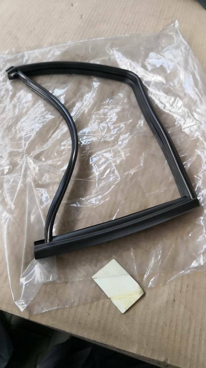 Original GM Kadett E 5 Türer Schrägheck Dichtung Seitenwand Fenster Neu
