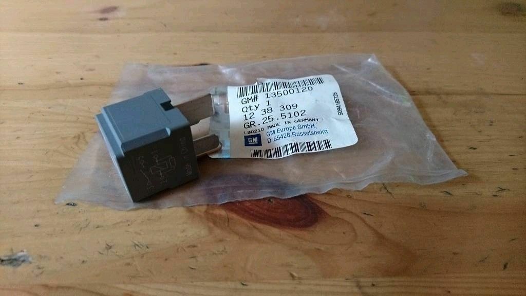 Insignia Astra J Relais Mehrzweckrelais grau neu original GM