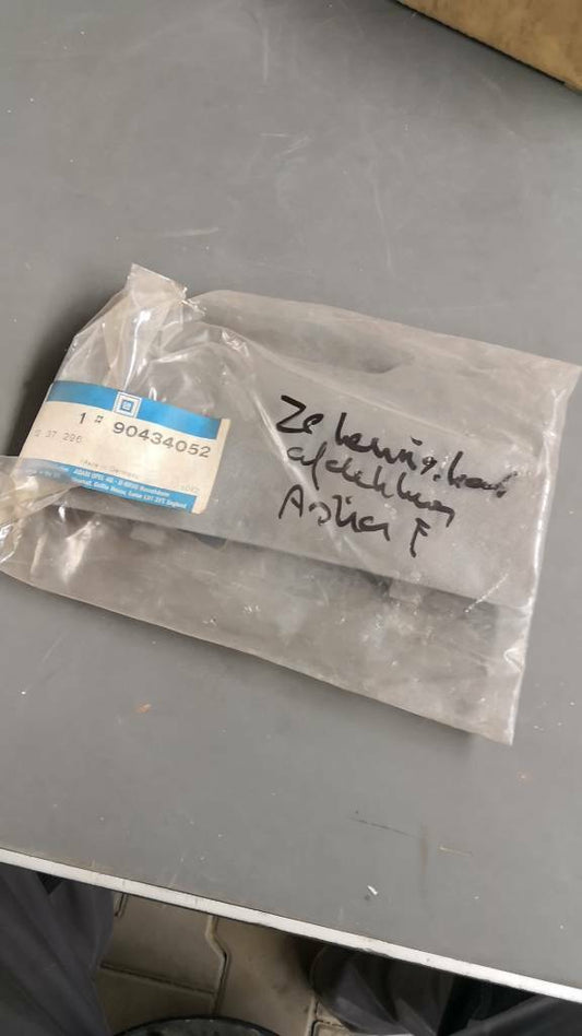 Original GM Opel Sicherungskasten Abdeckung Astra F *NEU* 1247296