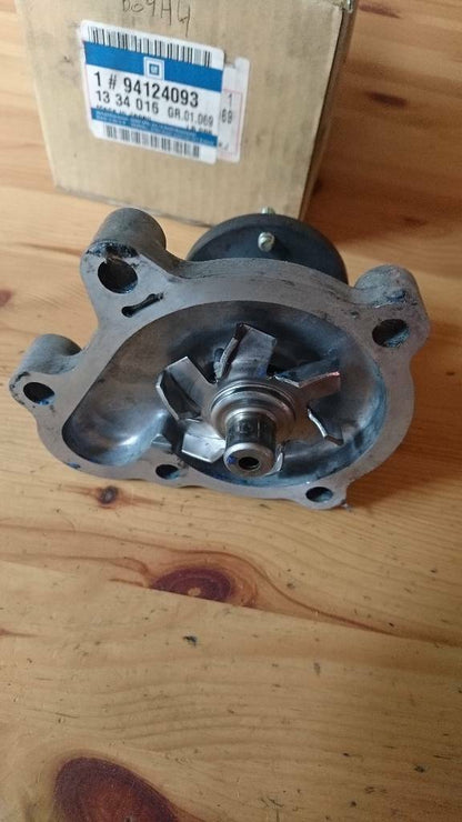 Corsa a Kadett e Wasserpumpe neu original gm