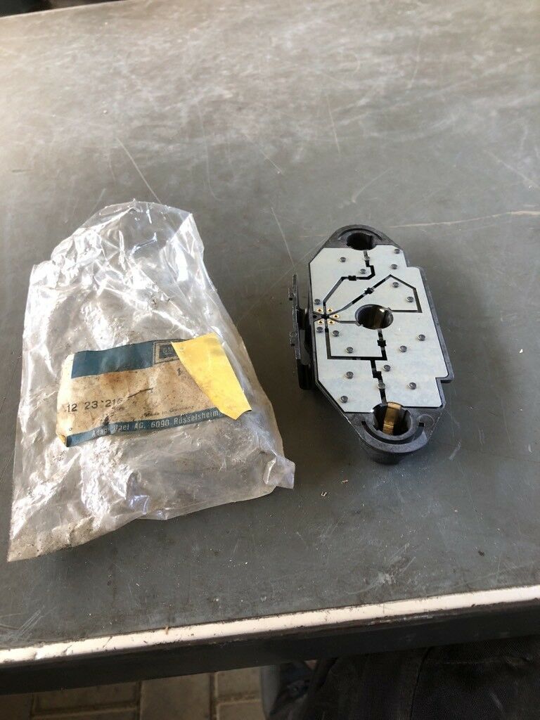 Opel Kadett D Lampen Träger rechts NEU Original GM