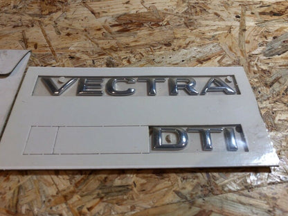Original GM Opel "Vectra DTi" Emblem *NEU*