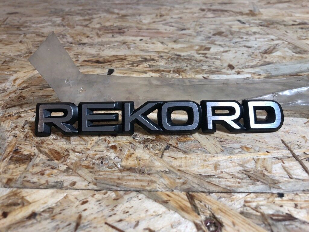 Original GM Opel Rekord Emblem steckend *NEU*