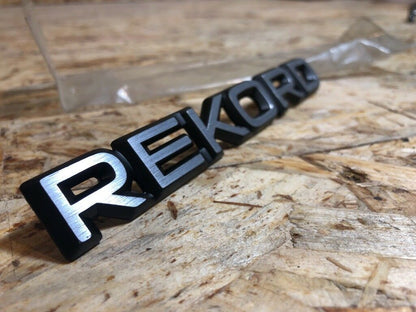 Original GM Opel Rekord Emblem steckend *NEU*