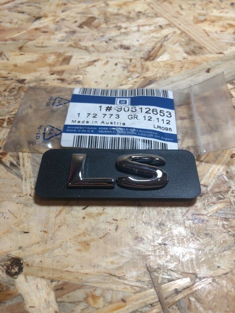 Original GM Opel LS Emblem Schriftzug steckend *NEU*