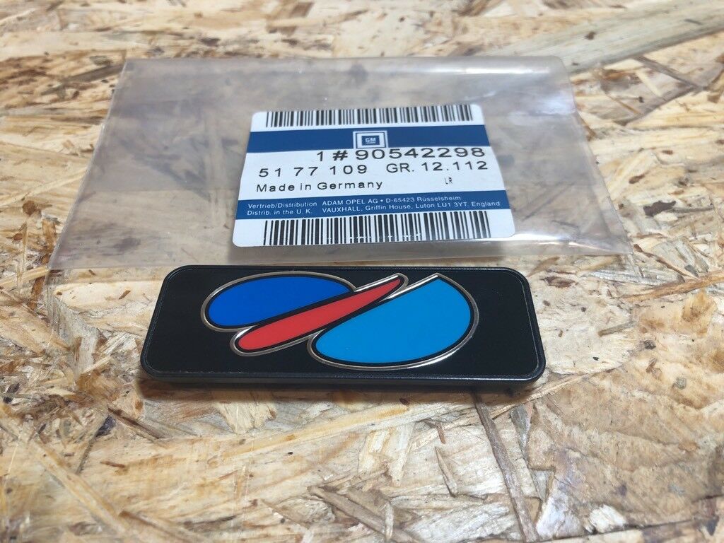 Original GM Opel Astra F Emblem Schriftzug steckend *NEU*