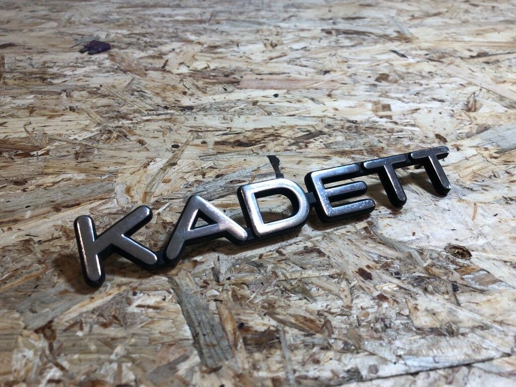 Original GM Opel Kadett Emblem Schriftzug steckend *NEU*