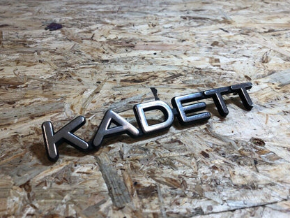 Original GM Opel Kadett Emblem Schriftzug steckend *NEU*