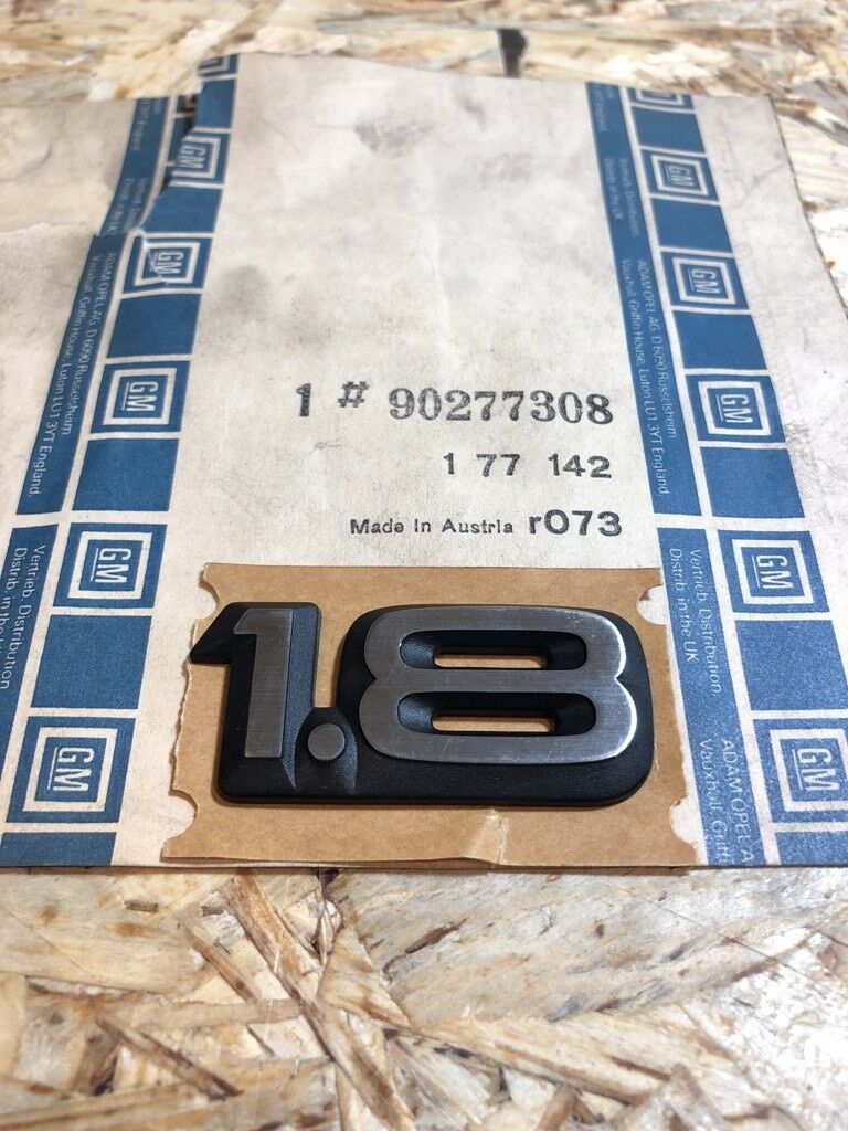 Original GM Opel Omega A 1.8 Emblem Schriftzug klebend *NEU*