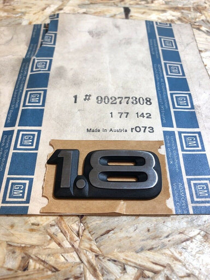 Original GM Opel Omega A 1.8 Emblem Schriftzug klebend *NEU*