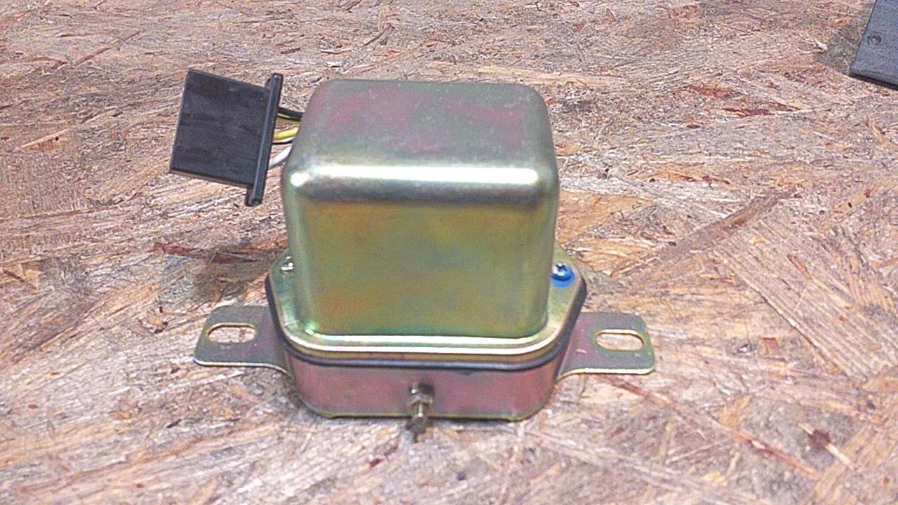 Mitsubishi Oldtimer Lichtmaschinenregler original Bosch NEU