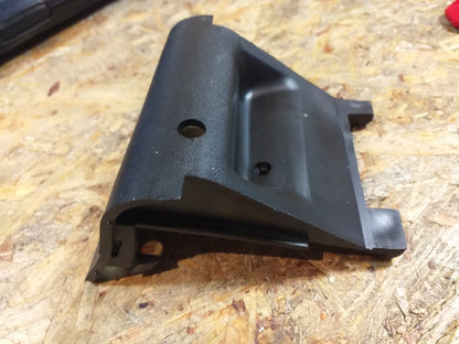 Omega A Klappe hinten rechts an Steinachlagschutz Einstiegsverkleidung original GM Opel NEU