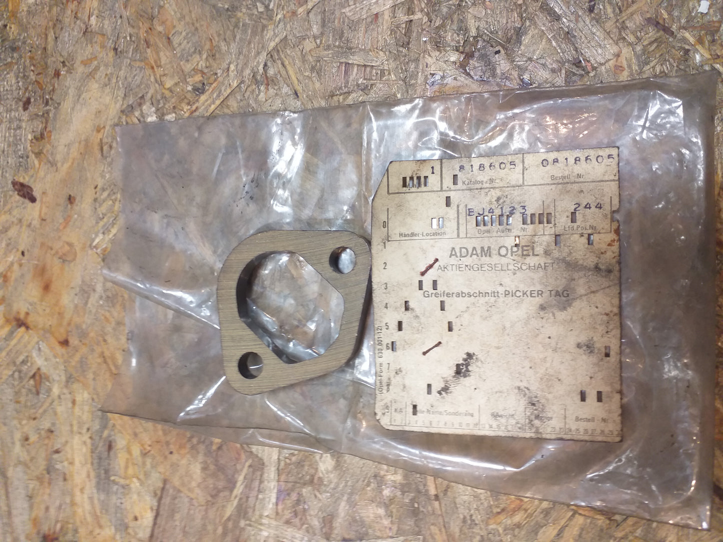 Kadett 1000-1100-1200 Kraftstoffpumpenabstandhalter original Opel NEU