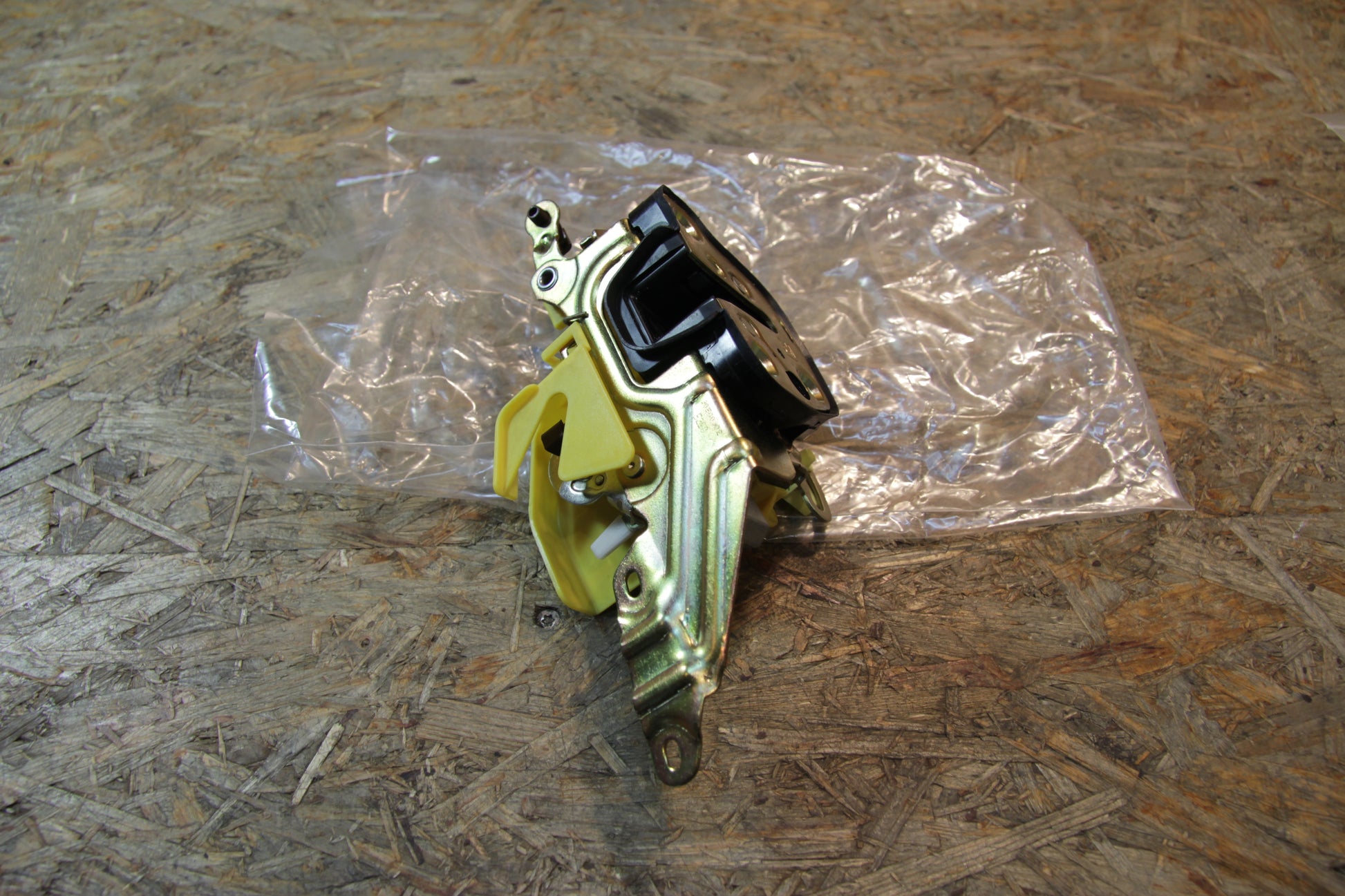 Original GM Opel Schloss Tür rechts ohne Motor (LL) 90540302 Calibra