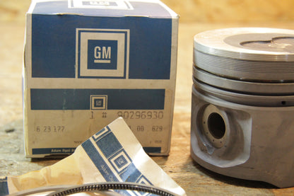 Original GM Opel Kolben, Kolbenbolzen und Ringe Zylinderbohrung 92,03  -  92,04 mm Kennzeichen 04 90296930 Omega A