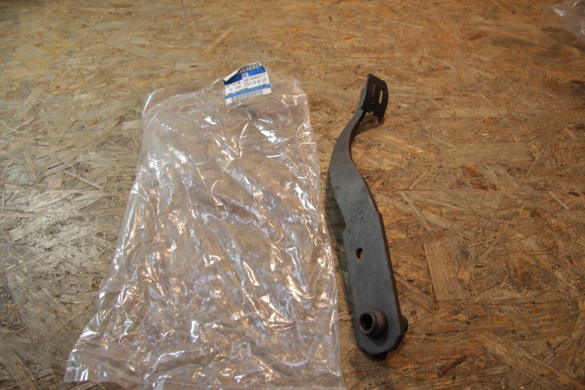 Original GM Opel Bremspedal mit Buchse ,Kennzeichen: DX 90184877 Kadett E , Kadett E Cabrio