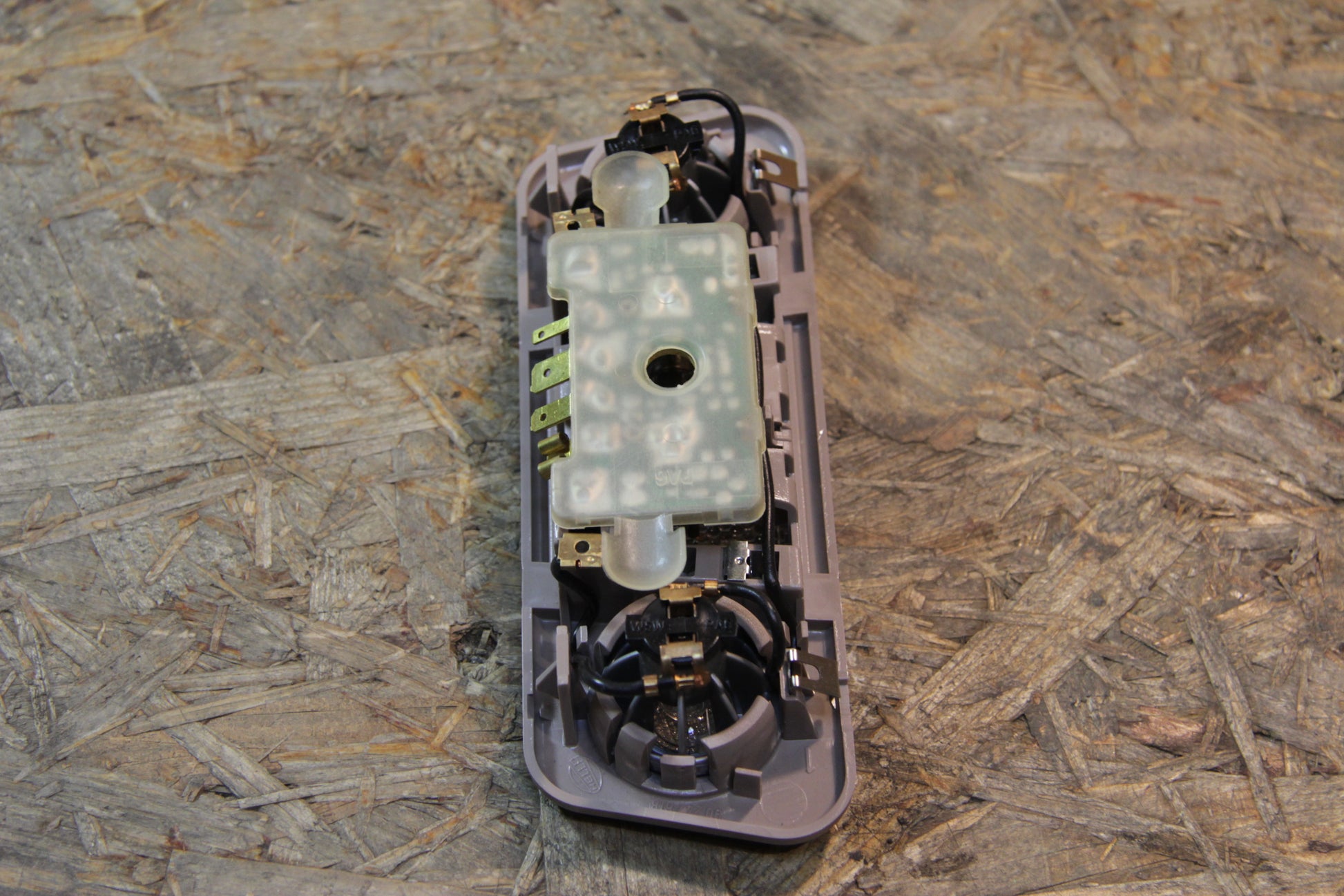 Original GM Opel Innenraumleuchte ohne Verzögerungsschalter pastellbraun  90262227 Omega A