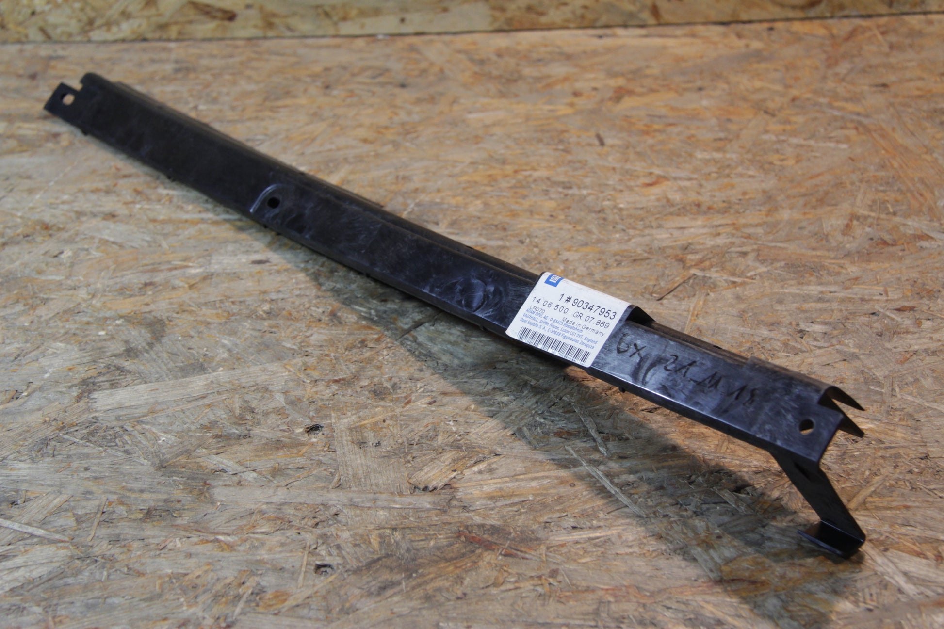 Original GM Opel Führung-Halteschiene für die hintere Stoßstange, mitte rechts oben, 90347953 Calibra