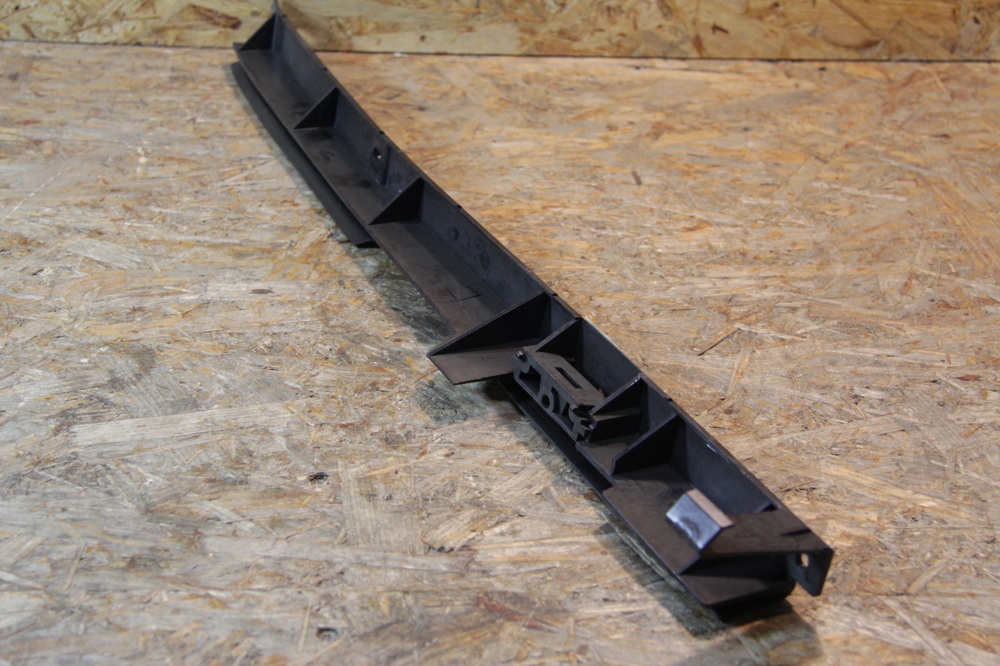 Original GM Opel Führung-Halteschiene für die hintere Stoßstange, mitte rechts oben, 90347953 Calibra