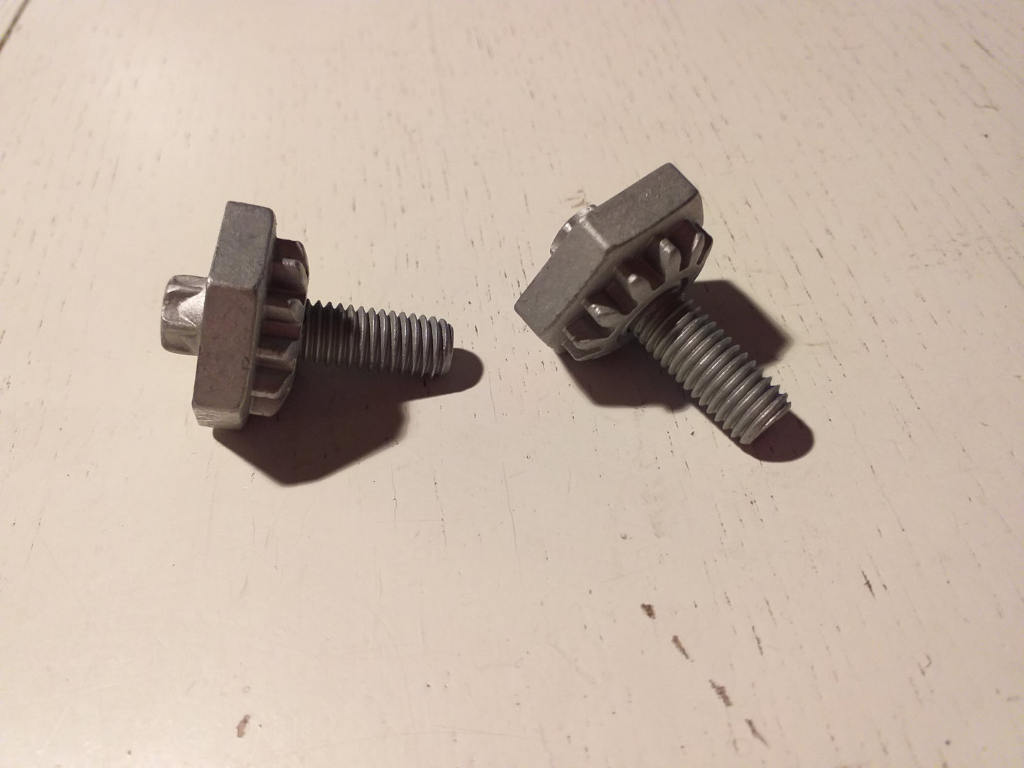Oldtimer Youngtimer Schraube M8 x 19 an Strebe von Lichtmaschine