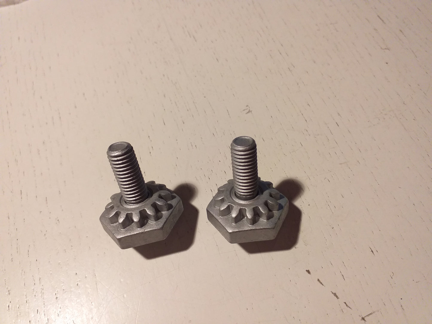 Oldtimer Youngtimer Schraube M8 x 19 an Strebe von Lichtmaschine